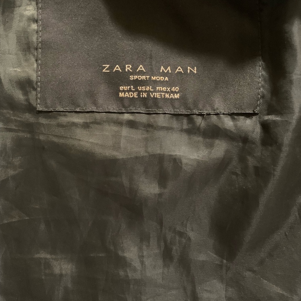 Size L. Metallic Color. Great quality and bomber style